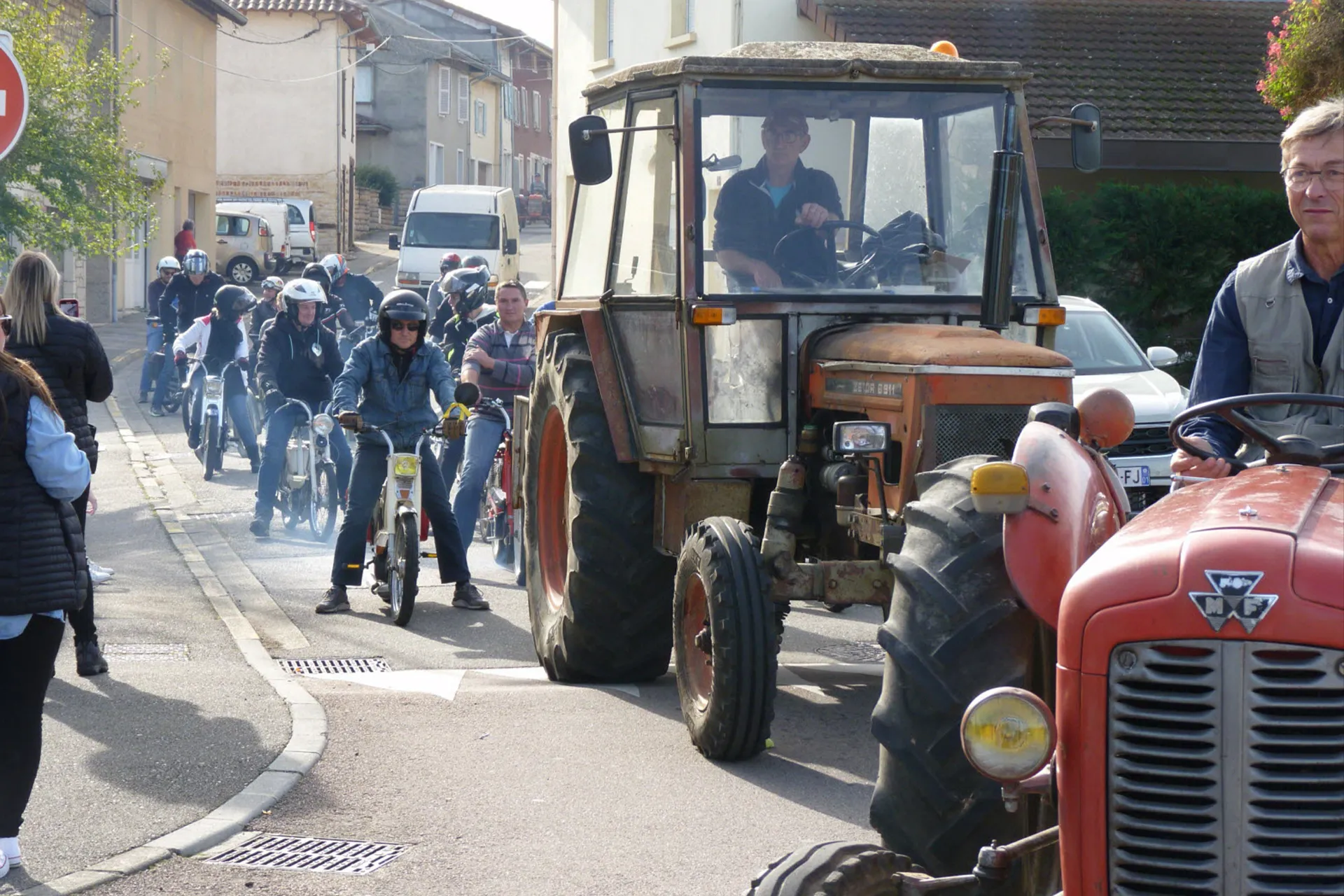 Défilé tracteur et mobylettes vintage St Crépin 2024 Marboz